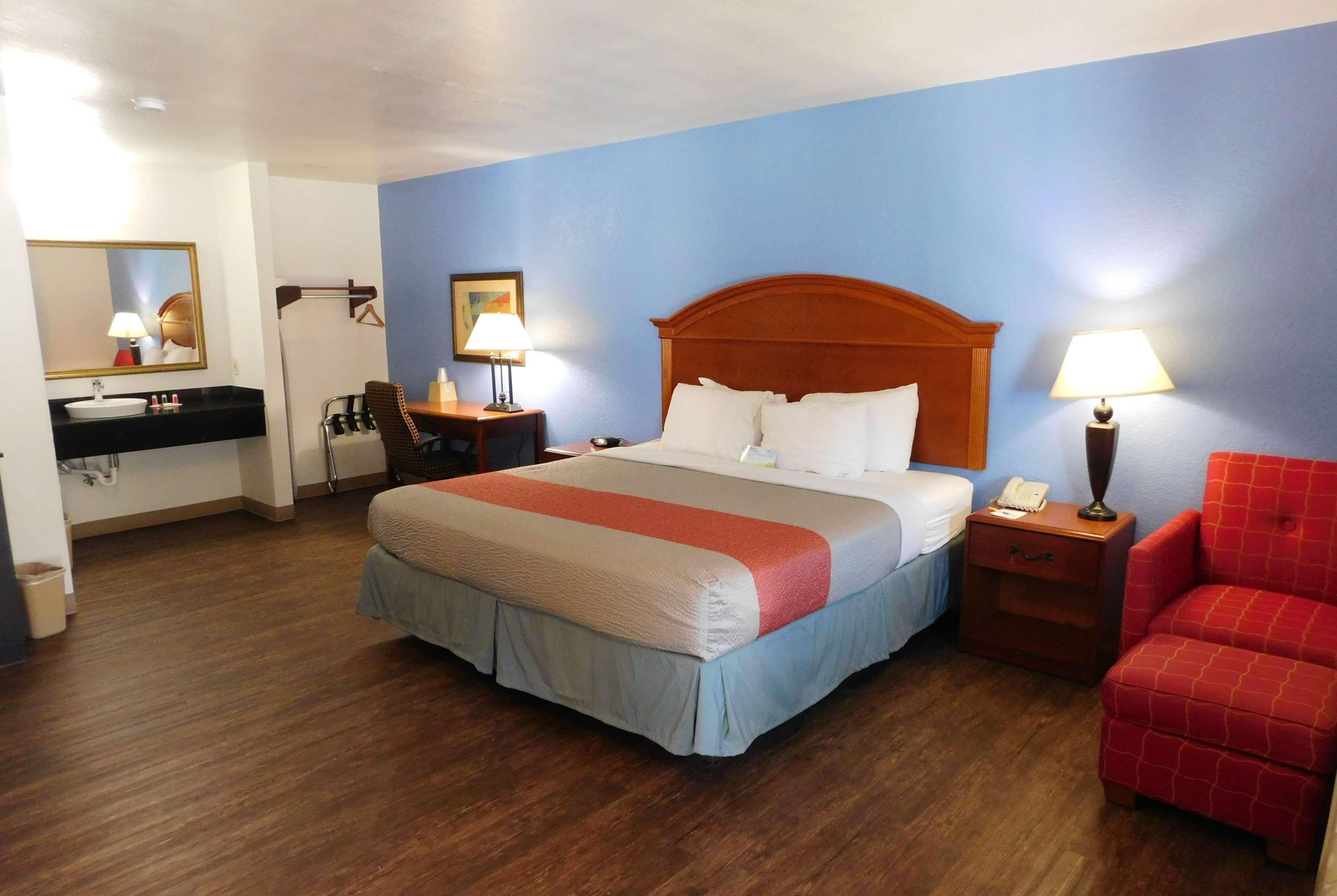 Days Inn By Wyndham Oklahoma City Nw Expressway Warr Acres Buitenkant foto