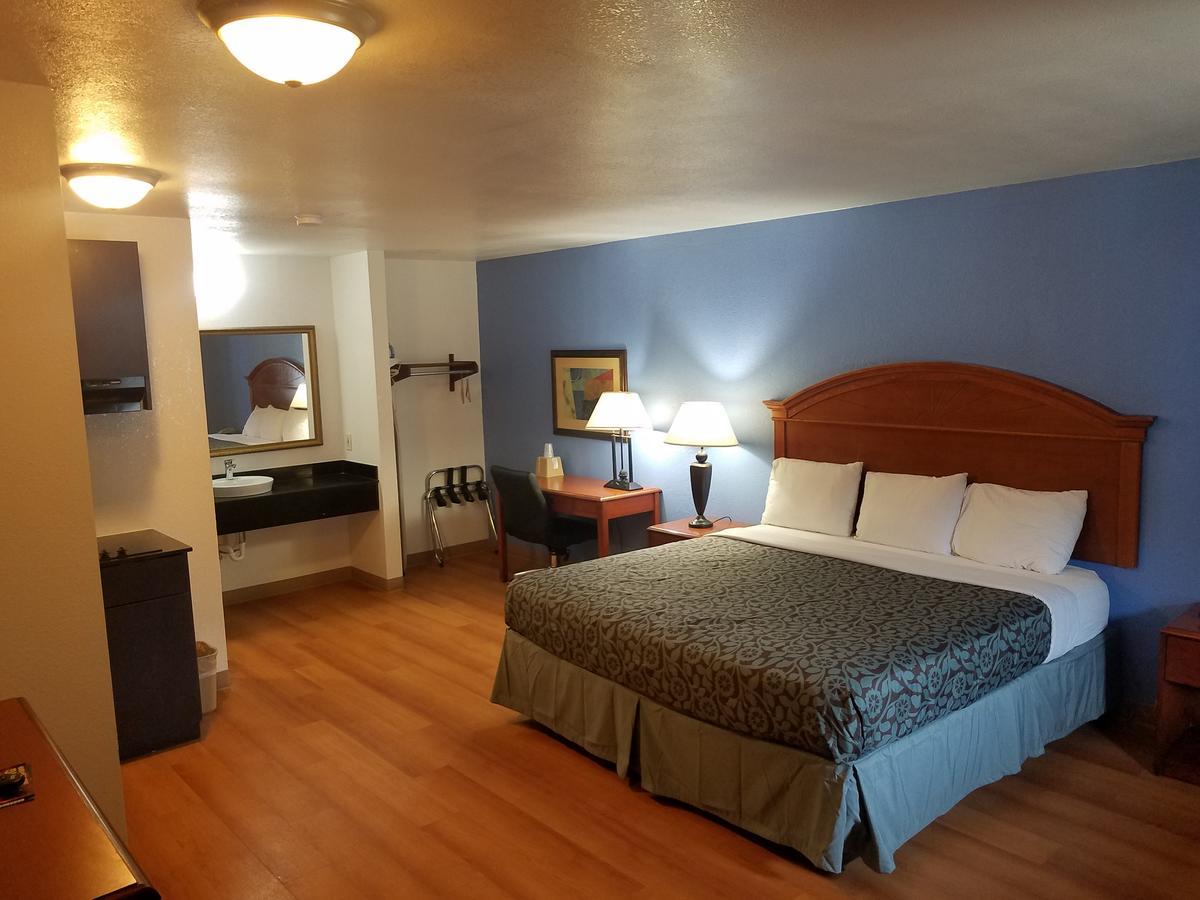 Days Inn By Wyndham Oklahoma City Nw Expressway Warr Acres Buitenkant foto