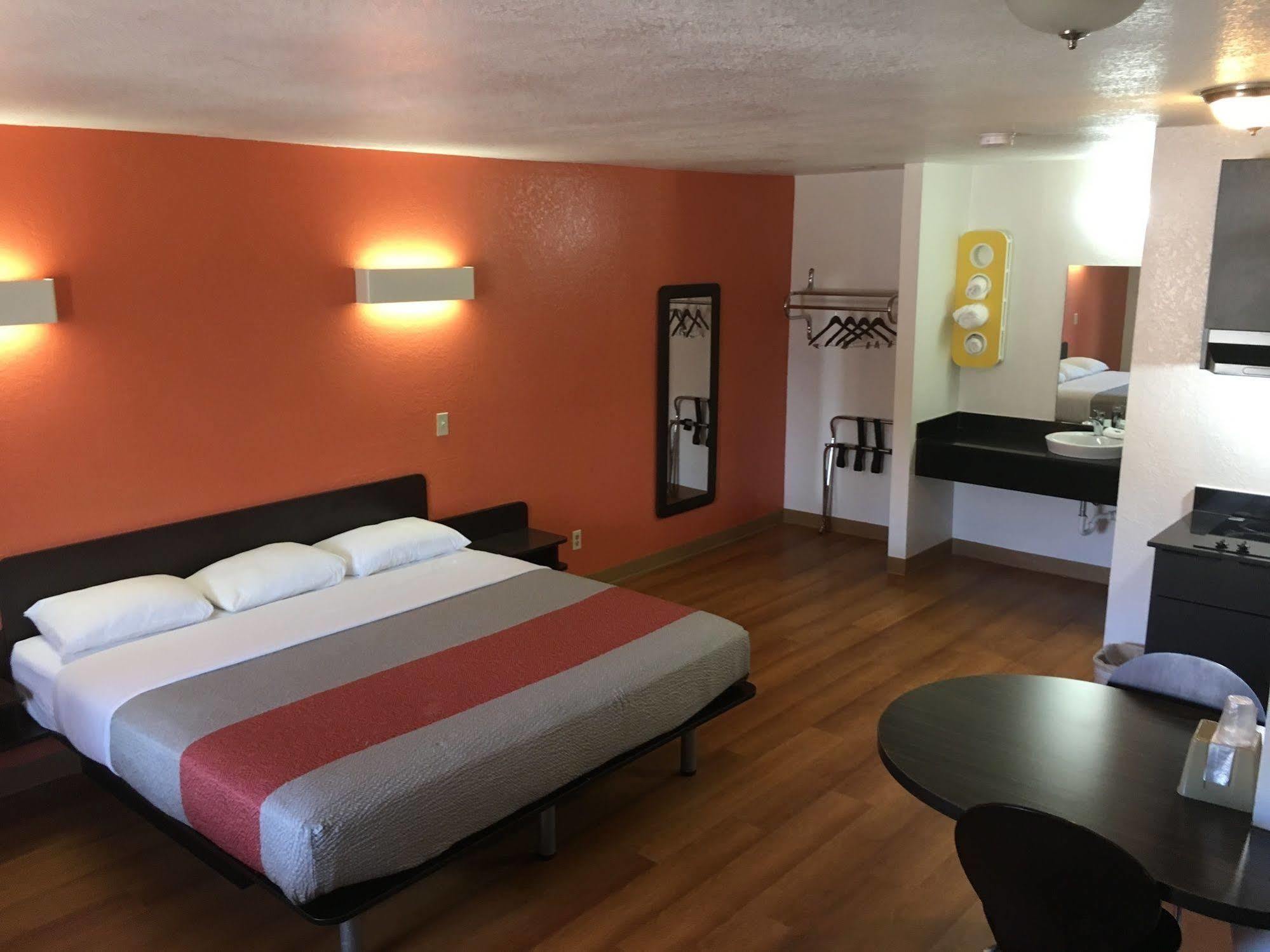 Days Inn By Wyndham Oklahoma City Nw Expressway Warr Acres Buitenkant foto